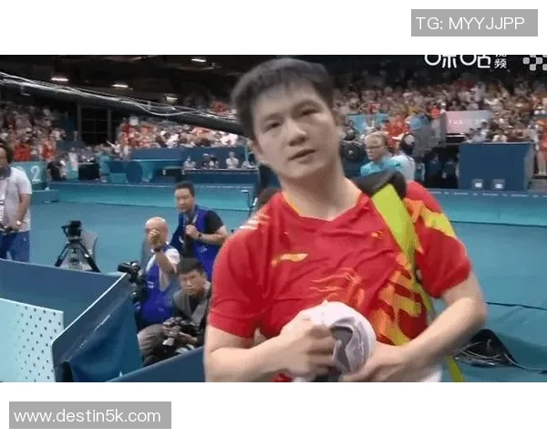 足球明星与乒乓球偶像的跨界对决展现运动精神与友谊的精彩瞬间